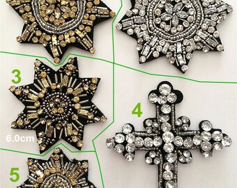 Puede incluir: Cinco parches termoadhesivos con adornos de strass. Los parches tienen forma de estrellas y una cruz. Los parches con forma de estrella miden 7,5 cm de diámetro y el parche con forma de cruz mide 7,5 cm por 9 cm.
