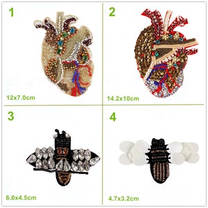 Peut inclure: Quatre patchs brodés à repasser. Deux patchs en forme de cœur avec des paillettes rouges, dorées et bleues. Un patch en forme d'abeille avec des strass noirs, dorés et transparents. Un patch en forme d'abeille avec des paillettes noires, dorées et blanches.