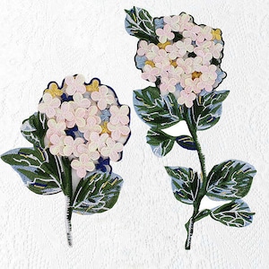 以下が含まれることがあります： ピンク、イエロー、ブルーの花と緑の葉が付いた刺繍された花のアップリケ2枚