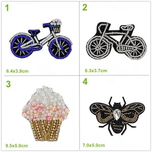 Könnte beinhalten: Vier Bügelbilder mit einem blauen Fahrrad mit Blumenkorb, einem silbernen Fahrrad, einem weißen Cupcake mit rosa Zuckerguss und einer schwarzen Biene mit einem Strassstein.