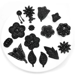 Puede incluir: Una colección de 14 adornos de cuentas negras, incluyendo flores, hojas y otras formas florales. Estos adornos son perfectos para agregar un toque de elegancia a la ropa, los accesorios o los proyectos de decoración del hogar.