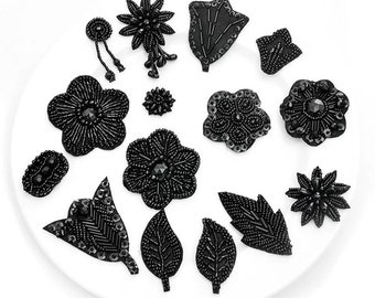 Puede incluir: Una colección de 14 adornos de cuentas negras, incluyendo flores, hojas y otras formas florales. Estos adornos son perfectos para agregar un toque de elegancia a la ropa, los accesorios o los proyectos de decoración del hogar.