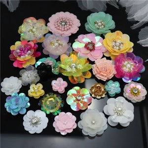 Lot 10 Random 2cm bis 5cm Stereo Pailletten Kristall Perlen Mix Blume Applikation aufnähen auf Tuch Patch DIY Kleidungsstück Accessoire Decora Tuch Großhandel