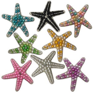 Puede incluir: Surtido de ocho adornos de estrellas de mar con detalles de perlas. Las estrellas de mar son de varios colores, incluyendo rosa, verde, azul, amarillo y negro.
