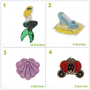 Puede incluir: Cuatro parches bordados para planchar con personajes de Disney. El primer parche es una sirena verde con cola amarilla y corona. El segundo parche es un zapato de cristal azul sobre un cojín amarillo. El tercer parche es una concha de mar púrpura. El cuarto parche es un carruaje rojo con ruedas doradas. Los parches miden aproximadamente 12,5 cm.