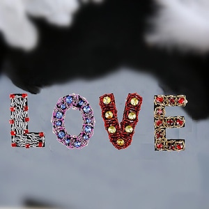 Un juego de Crystal Beaded Love Letra mayúscula inglesa LOVE Applique cloth DIY Brooch badge Craft cloth handbag accesorio suministro