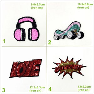Puede incluir: Cuatro parches termoadhesivos con diseños de lentejuelas. El primer parche es unos auriculares rosas, el segundo es una patineta turquesa, el tercero son letras rojas que deletrean "LOVE", y el cuarto es una explosión de estrellas roja y dorada con la palabra "BOOM" dentro.