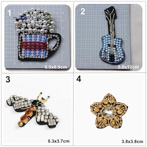 Könnte beinhalten: Vier gestickte Bügelbilder. Das erste Bügelbild ist eine blaue und weiße Tasse mit einem weißen, perlmuttartigen Schaum oben. Das zweite Bügelbild ist eine blaue und weiße Gitarre. Das dritte Bügelbild ist eine Libelle mit orangefarbenen und klaren Strasssteinen. Das vierte Bügelbild ist ein goldener Stern mit einem klaren Strassstein in der Mitte.