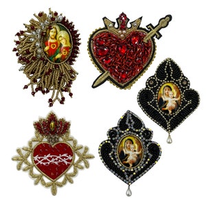 Peut inclure: Cinq ornements religieux en perles, chacun représentant une image différente. Les ornements sont en forme de cœur et comprennent des images du Sacré-Cœur de Jésus, du Cœur Immaculé de Marie et de la Vierge Marie et de l'enfant Jésus. Les ornements sont décorés de perles, de paillettes et de strass.