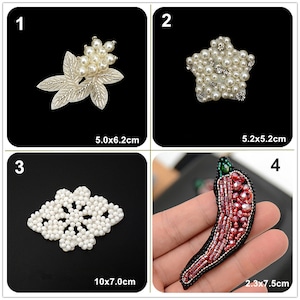 Puede incluir: Cuatro diferentes adornos de cuentas, cada uno con un diseño diferente. El primero es un diseño de hoja blanca con perlas, que mide 5,0x6,2 cm. El segundo es un diseño de estrella blanca con perlas, que mide 5,2x5,2 cm. El tercero es un diseño de flor blanca con perlas, que mide 10x7,0 cm. El cuarto es un diseño de chile rojo con cuentas, que mide 2,3x7,5 cm.