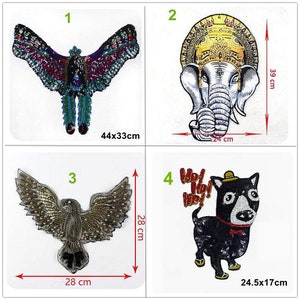 Puede incluir: Cuatro parches para planchar que representan una mariposa, un elefante, un águila y un perro. El parche de mariposa es morado, azul y verde. El parche de elefante es blanco y dorado. El parche de águila es dorado y marrón. El parche de perro es negro y blanco con una pajarita roja y las palabras "¡Ho! ¡Ho! ¡Ho!" en rojo.