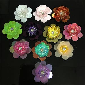 3cm Pailletten Kristall Perlen Blumeapplique Tuch DIY Brosche Abzeichen Handwerk dekorative Partei Tuch Handtasche liefern Zubehör Handwerk