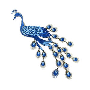 Könnte beinhalten: Blauer gestickter Pfau mit einem langen Schwanz aus Federn. Der Pfau blickt nach links und trägt eine goldene Krone auf dem Kopf.