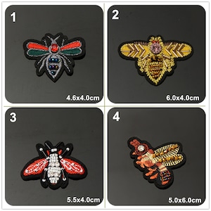 Peut inclure: Quatre patchs brodés en forme d'abeille, dans différents coloris et motifs. Les patchs mesurent environ 4,6x4,0 cm, 6,0x4,0 cm, 5,5x4,0 cm et 5,0x6,0 cm.
