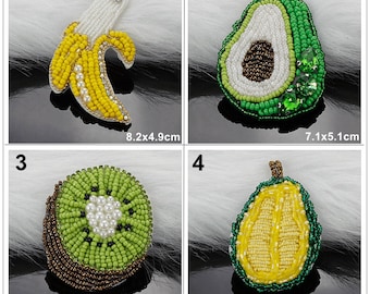 以下が含まれることがあります： 異なる果物をモチーフにしたアイロン接着式の刺繍パッチ4枚セット。黄色のバナナ、緑色のアボカド、緑色のキウイ、黄色の洋梨。各パッチは約7.5cmです。