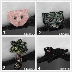 Puede incluir: Cuatro parches de hierro bordados que representan un gato rosa, un gato verde, una palmera y una pantera negra. Los parches miden 5,0 x 4,0 cm, 9,2 x 5,2 cm y 18 x 8,6 cm.
