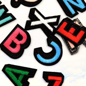2.5cm a 4.0cm tela coloreada inglés alfabeto 26 Inglés Carta Applique pequeño parche DIY insignia Nombre bolso de tela accesorio de suministro de