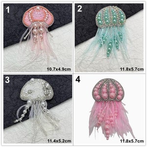 Puede incluir: Cuatro estilos diferentes de adornos de medusas con cuentas y plumas. Los adornos son de color rosa, verde, blanco y rosa. Los adornos miden aproximadamente 10,7 x 4,9 cm, 11,8 x 5,7 cm, 11,4 x 5,2 cm y 11,8 x 5,7 cm.