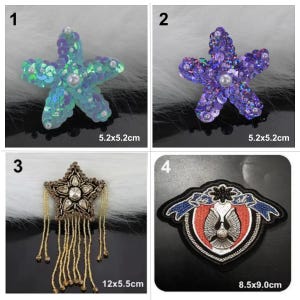 Puede incluir: Cuatro parches decorativos. Arriba a la izquierda: una estrella de mar con lentejuelas azul-verdes, 5,2 x 5,2 cm. Arriba a la derecha: una estrella de mar con lentejuelas moradas, 5,2 x 5,2 cm. Abajo a la izquierda: un parche en forma de estrella con flecos dorados, 12 x 5,5 cm. Abajo a la derecha: un parche con diseño de escudo, 8,5 x 9,0 cm.
