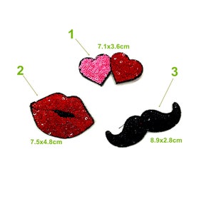 Puede incluir: Tres parches de lentejuelas: dos corazones (7,1 x 3,6 cm), un par de labios rojos (7,5 x 4,8 cm) y un bigote negro (8,9 x 2,8 cm). Los parches están diseñados para fines decorativos, con fondo blanco.
