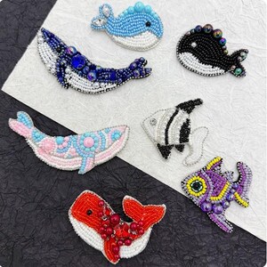 クリスタルビーズの魚クジラのアップリケ、海の動物の布パッチを縫い付けるDIYの衣服アクセサリーの装飾