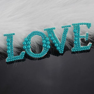 Ein Satz von Kristallperlen Liebe Englisch Großbuchstabe LOVE Applikation Tuch DIY Brosche Abzeichen Craft Tuch Handtasche Zubehör liefern
