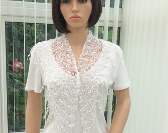 Écharpe blanche fabriquée à la main : accessoire de mariage léger