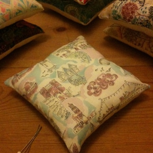 Coussin d’épingle, fait à la main avec du tissu Liberty, Île de Wight