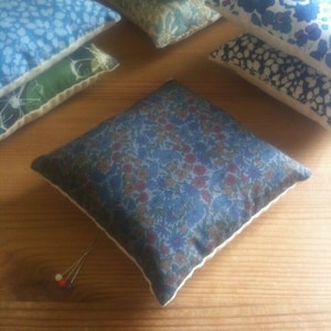 Pin Cushion handgemaakt met Liberty stoffen, Bloemblaadje en Bud