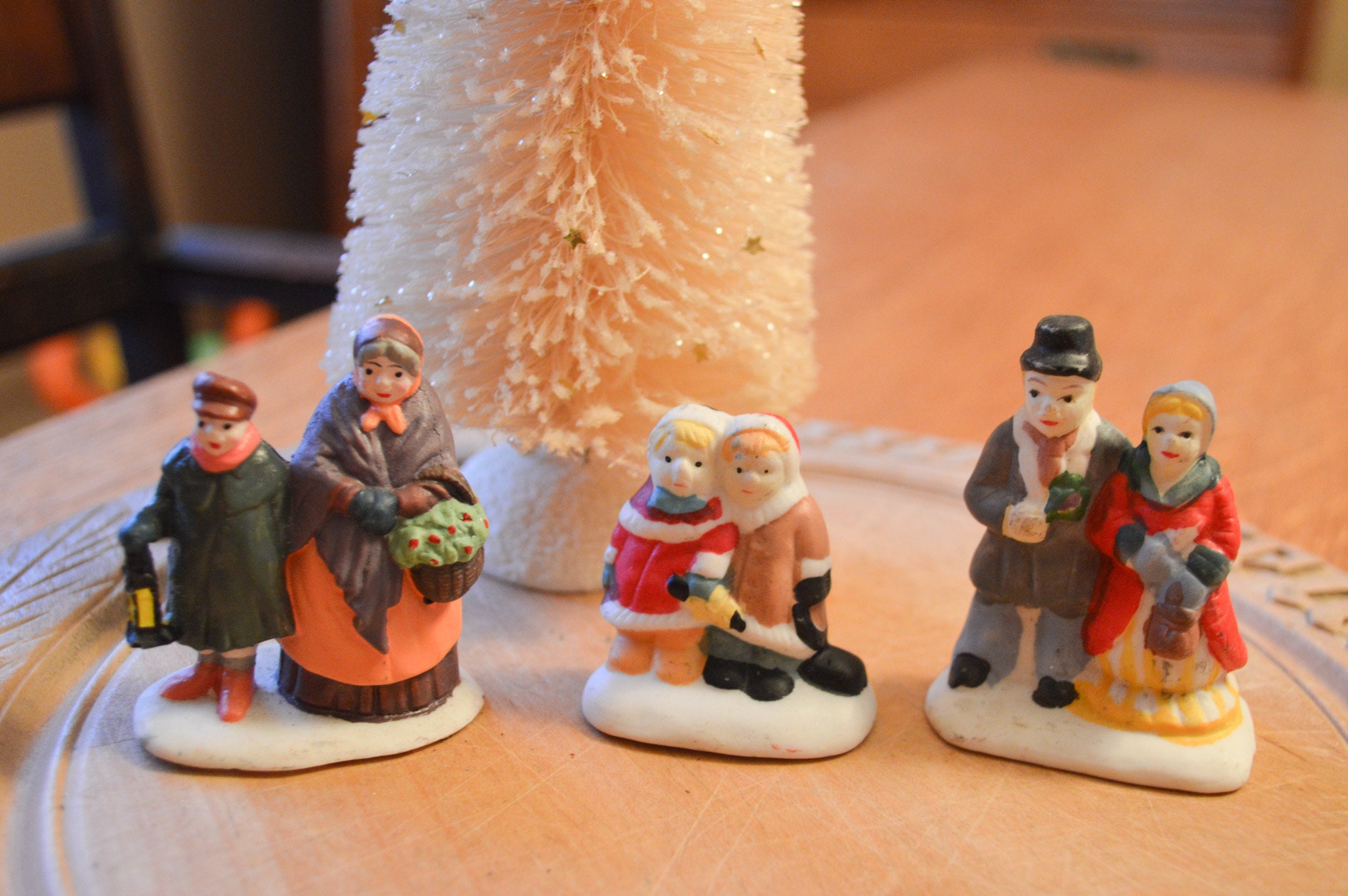 Scène miniature de village de Noël vignette miniature de Noël, arbres  miniatures de Noël, bonhomme de neige, vignette de vacances, décor dhiver -   Canada