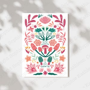 Pu&ograve; includere: Uno sfondo bianco con un disegno floreale in tonalit&agrave; di rosa, verde e giallo. Il disegno &egrave; simmetrico e presenta funghi con il testo "Slow Growth is Still Growth".