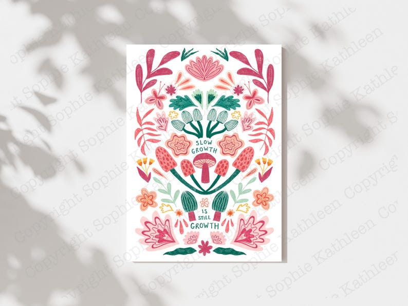 Pu&ograve; includere: Uno sfondo bianco con un disegno floreale in tonalit&agrave; di rosa, verde e giallo. Il disegno &egrave; simmetrico e presenta funghi con il testo "Slow Growth is Still Growth".