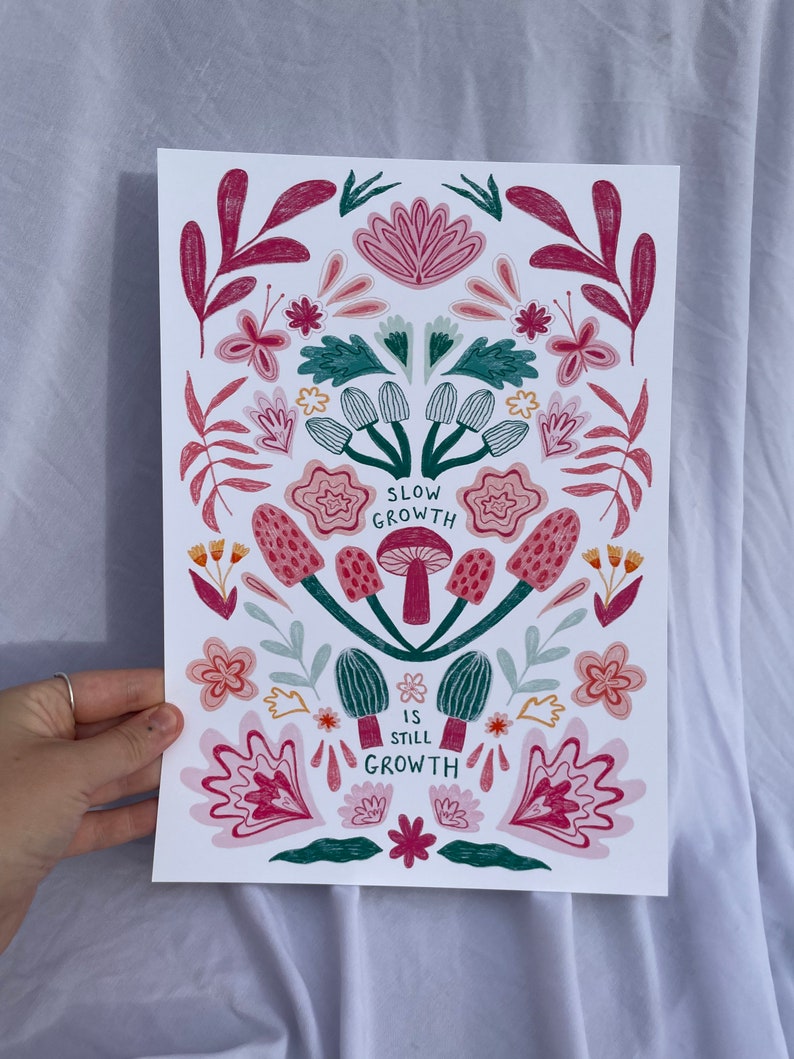Pu&ograve; includere: Uno sfondo bianco con un design floreale rosa, verde e rosso. Il testo "Slow Growth is Still Growth" &egrave; al centro del design.