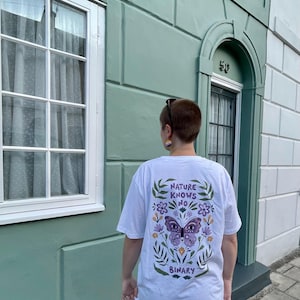 Nature Knows No Binary LGBTQ T-shirt: Icke-binär Pride, Queer Enby-tröja