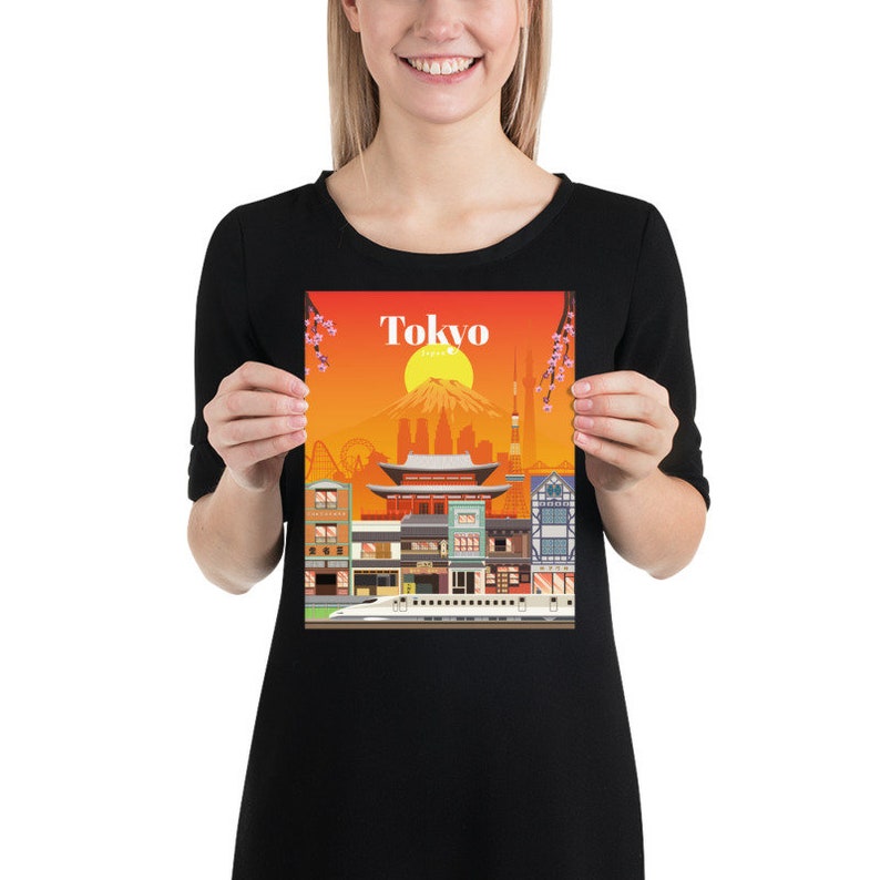 Op de afbeelding: Een kleurrijke illustratie van Tokio, Japan, met een zonsondergangshemel, kersenbloesems en gebouwen. De tekst "Tokyo" is bovenaan de afbeelding in wit gedrukt.