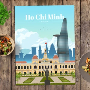 Puede incluir: Una ilustración colorida del horizonte de la ciudad de Ho Chi Minh, que presenta el icónico edificio del Ayuntamiento y un rascacielos alto. La ilustración se coloca sobre un cielo azul con nubes blancas.