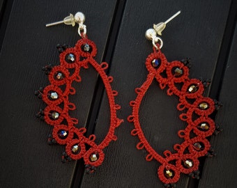 pendientes rojos en encaje de frivolidad en el shuttle//encaje//frivolity//shuttle//frivolity jewel//jewel de mujer//tatting