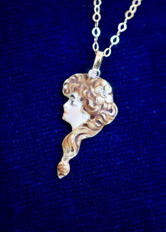 Art Nouveau Woman Pendant Necklace with Diamonds