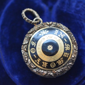 Antique Georgian &quot;In Memory Of&quot; Locket with Hair, 1820s