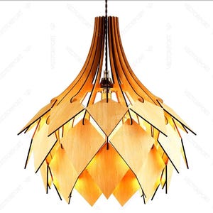 Può includere: Un lampadario a sospensione in legno con un design geometrico. Il lampadario è composto da più pezzi di legno disposti a forma di fiore. Il lampadario è acceso e la luce brilla attraverso il legno.