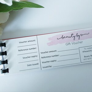 Puede incluir: Un vale de regalo blanco con un dise&ntilde;o de acuarela rosa y el texto "beauty byn Gift Voucher". El vale tiene espacios para rellenar el importe del vale, el n&uacute;mero de referencia, la fecha de caducidad del vale, la fecha de emisi&oacute;n y el emisor. El vale tambi&eacute;n incluye instrucciones sobre c&oacute;mo canjearlo: "Para canjearlo, visite @beautybyv_x en Instagram o Beauty By V en Facebook y env&iacute;eme un mensaje! x"