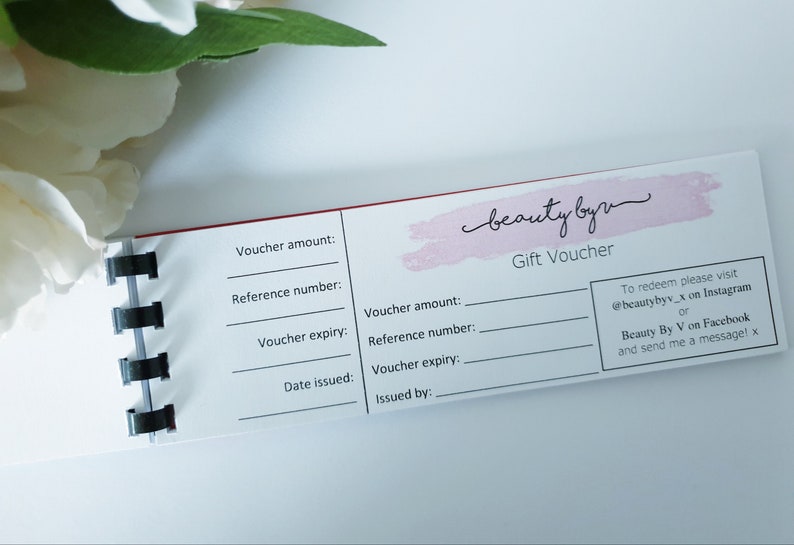 Puede incluir: Un vale de regalo blanco con un dise&ntilde;o de acuarela rosa y el texto "beauty byn Gift Voucher". El vale tiene espacios para rellenar el importe del vale, el n&uacute;mero de referencia, la fecha de caducidad del vale, la fecha de emisi&oacute;n y el emisor. El vale tambi&eacute;n incluye instrucciones sobre c&oacute;mo canjearlo: "Para canjearlo, visite @beautybyv_x en Instagram o Beauty By V en Facebook y env&iacute;eme un mensaje! x"