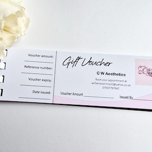 Puede incluir: Un vale de regalo blanco con acentos rosados para CW Aesthetics. El vale tiene campos para el importe del vale, el n&uacute;mero de referencia, la fecha de caducidad del vale y la fecha de emisi&oacute;n. El vale tambi&eacute;n incluye la informaci&oacute;n de contacto de la empresa: williamscorinne20@yahoo.co.uk y 07507797947.