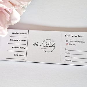 Puede incluir: Un vale de regalo blanco con texto negro para Her Lab Hair Salon. El vale tiene espacios para rellenar el importe del vale, el n&uacute;mero de referencia, la fecha de caducidad del vale, la fecha de emisi&oacute;n, a, de, valor y caduca.