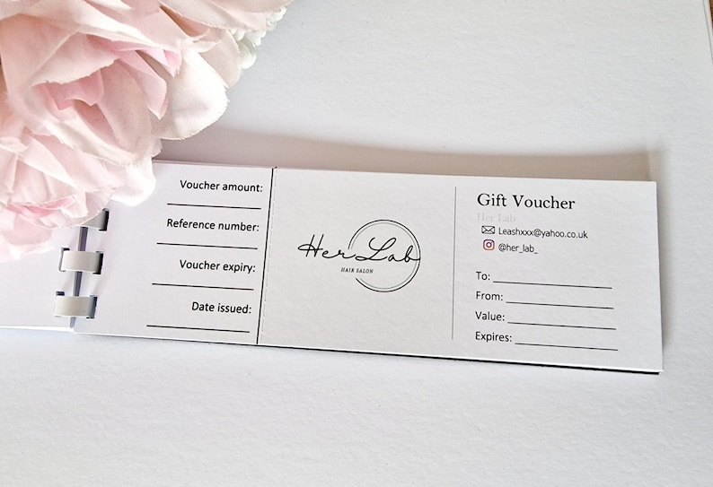 Puede incluir: Un vale de regalo blanco con texto negro para Her Lab Hair Salon. El vale tiene espacios para rellenar el importe del vale, el n&uacute;mero de referencia, la fecha de caducidad del vale, la fecha de emisi&oacute;n, a, de, valor y caduca.