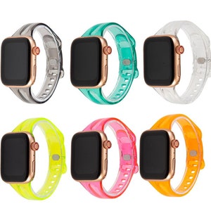 K&ouml;nnte beinhalten: Sechs verschiedene transparente Apple Watch-Armb&auml;nder in den Farben Grau, T&uuml;rkis, Klar, Gelb, Rosa und Orange.