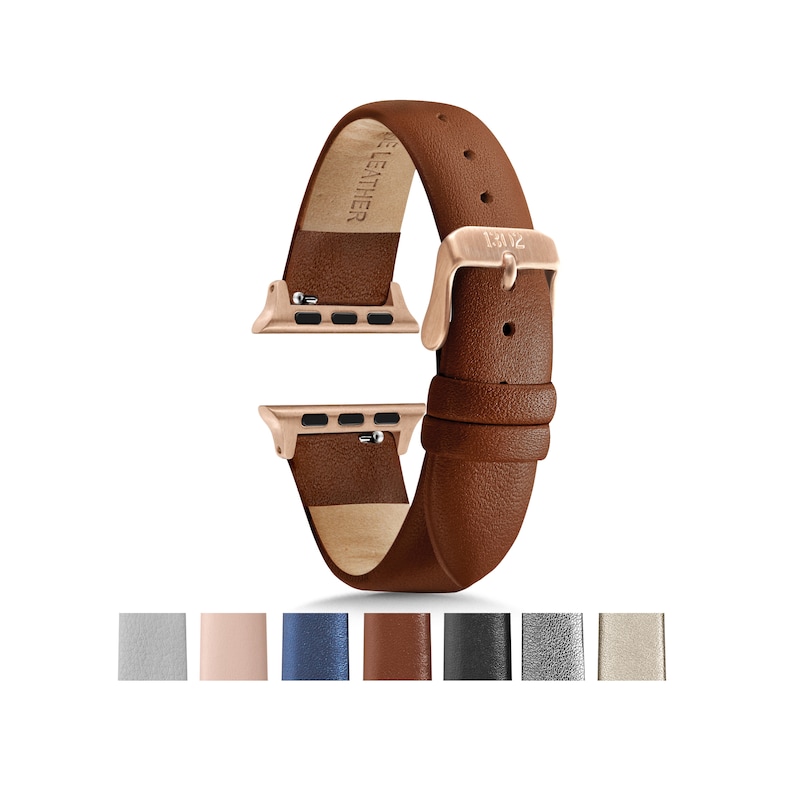 Puede incluir: Una correa de reloj de cuero marr&oacute;n con una hebilla de oro rosa y una etiqueta "LEATHER". La correa es compatible con Apple Watch.