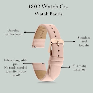 Puede incluir: Una correa de reloj de cuero rosa claro con una hebilla de acero inoxidable. La correa es intercambiable y tiene un pasador que se puede cambiar sin herramientas. La correa est&aacute; etiquetada como "Genuine Leather" y "1302".