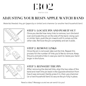以下が含まれることがあります： 1302 WATCH CO. ADJUSTING YOUR RESIN APPLE WATCH BANDというタイトルの説明図。ピンとハンマーを使って時計バンドのピンやリンクを取り外す手順を示す3つの番号付き図解と、詳細なテキストステップが記載されています。