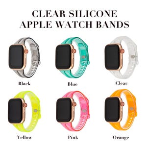 K&ouml;nnte beinhalten: Sechs transparente Silikon-Apple Watch-Armb&auml;nder in verschiedenen Farben: Schwarz, Blau, Klar, Gelb, Pink und Orange. Die Armb&auml;nder werden auf wei&szlig;em Hintergrund gezeigt.
